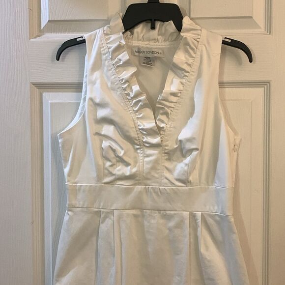 MAGGY LONDON DRESS WHITE W/BLACK PRINT ON SKIRT RUFFLE V NECK NWOT - Picture 2 of 8